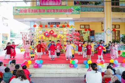 Chương trình văn nghệ "Xuân yêu thương" và hoạt động trải nghiệm "Gói bánh chưng" của các bé MNYH