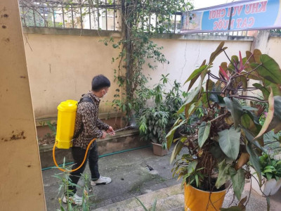 Trường mầm non Yên Hòa tổ chức phun thuốc diệt muỗi - phòng chống dịch bệnh mùa hè và bệnh sốt xuất huyết.