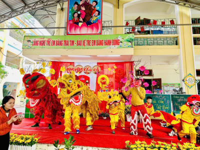 Bữa tiệc tất niên và những món quà yêu thương trong buổi học cuối cùng của năm cũ