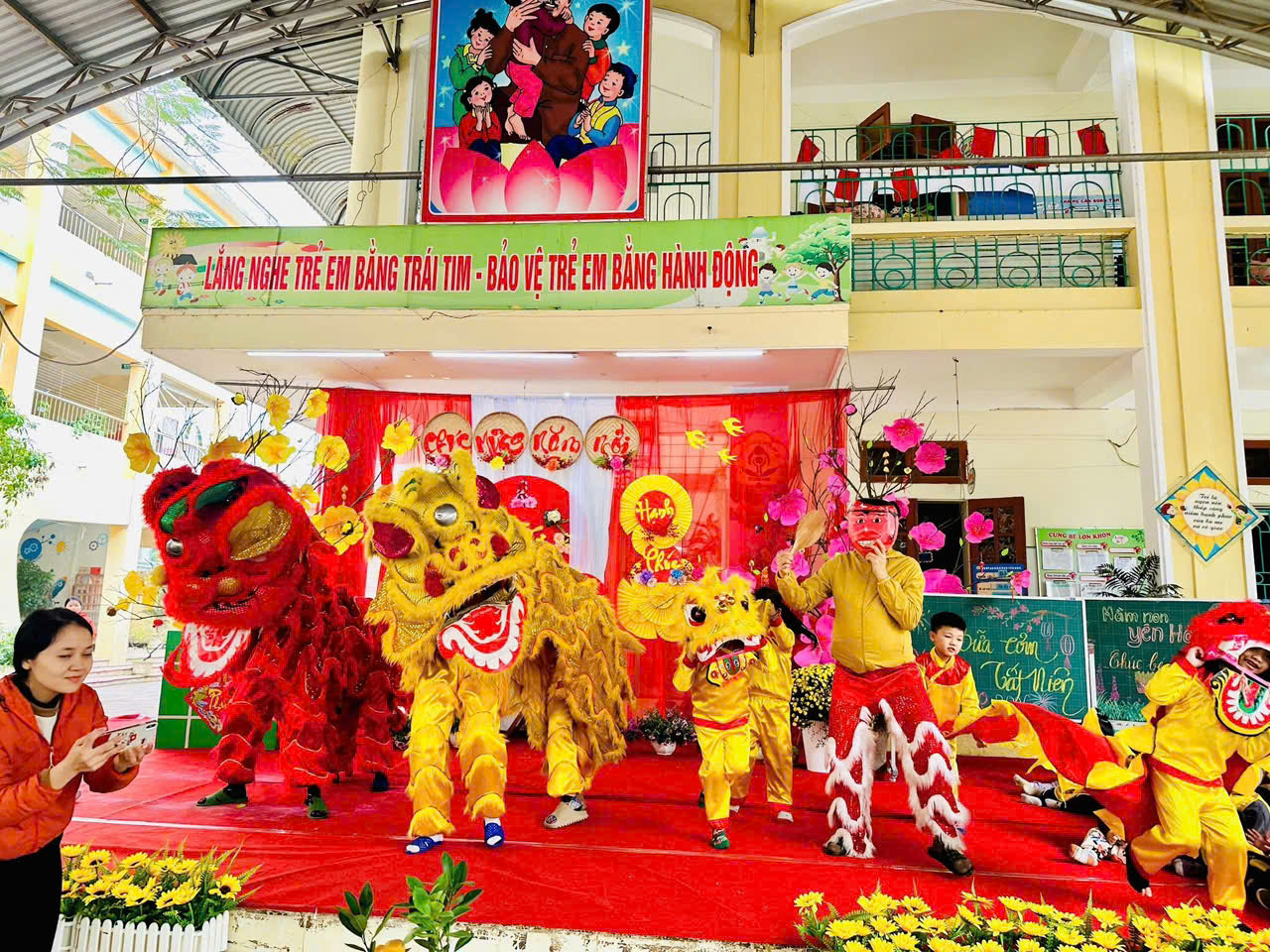 Bữa tiệc tất niên và những món quà yêu thương trong buổi học cuối cùng của năm cũ